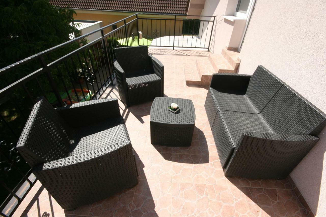 Topoľčany Walnut Apartment With Sauna And Pond מראה חיצוני תמונה
