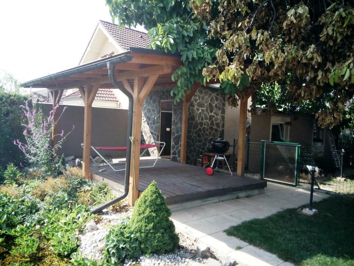 Topoľčany Walnut Apartment With Sauna And Pond מראה חיצוני תמונה