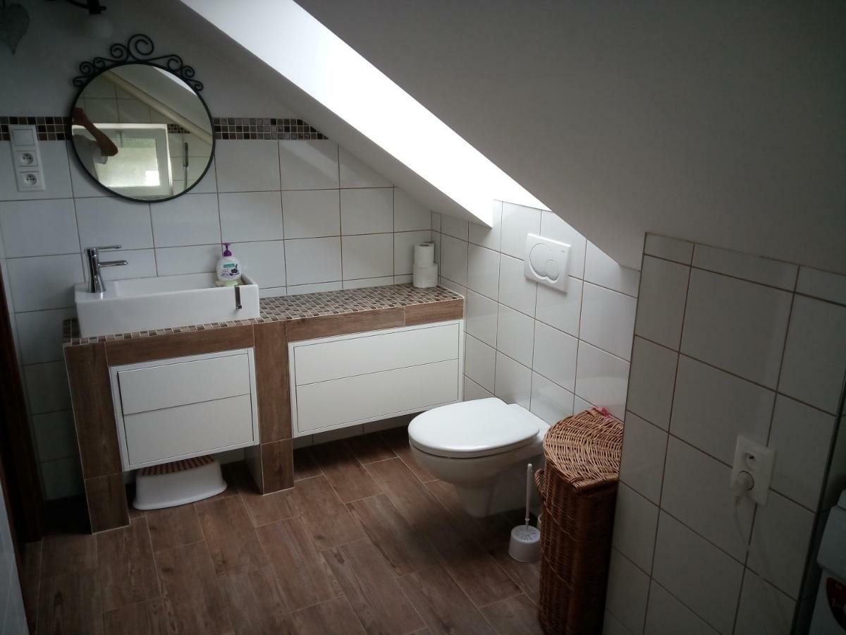 Topoľčany Walnut Apartment With Sauna And Pond מראה חיצוני תמונה