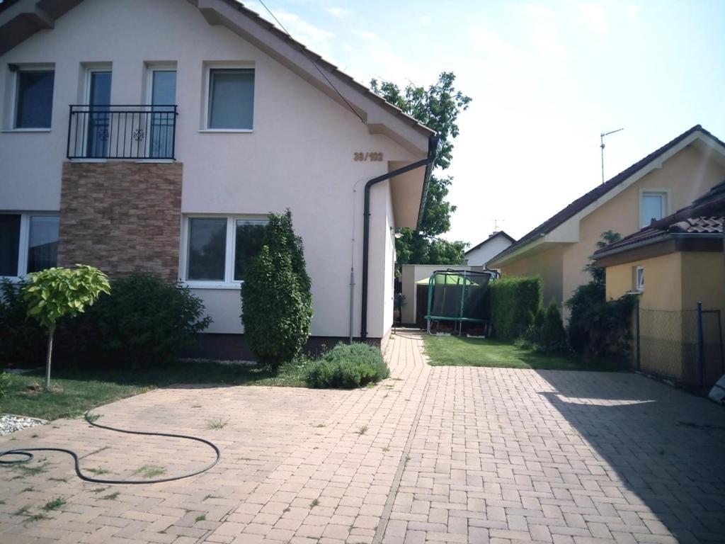 Topoľčany Walnut Apartment With Sauna And Pond מראה חיצוני תמונה