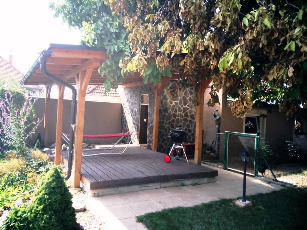 Topoľčany Walnut Apartment With Sauna And Pond מראה חיצוני תמונה