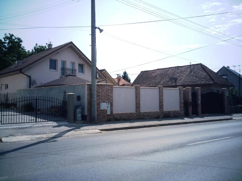Topoľčany Walnut Apartment With Sauna And Pond מראה חיצוני תמונה