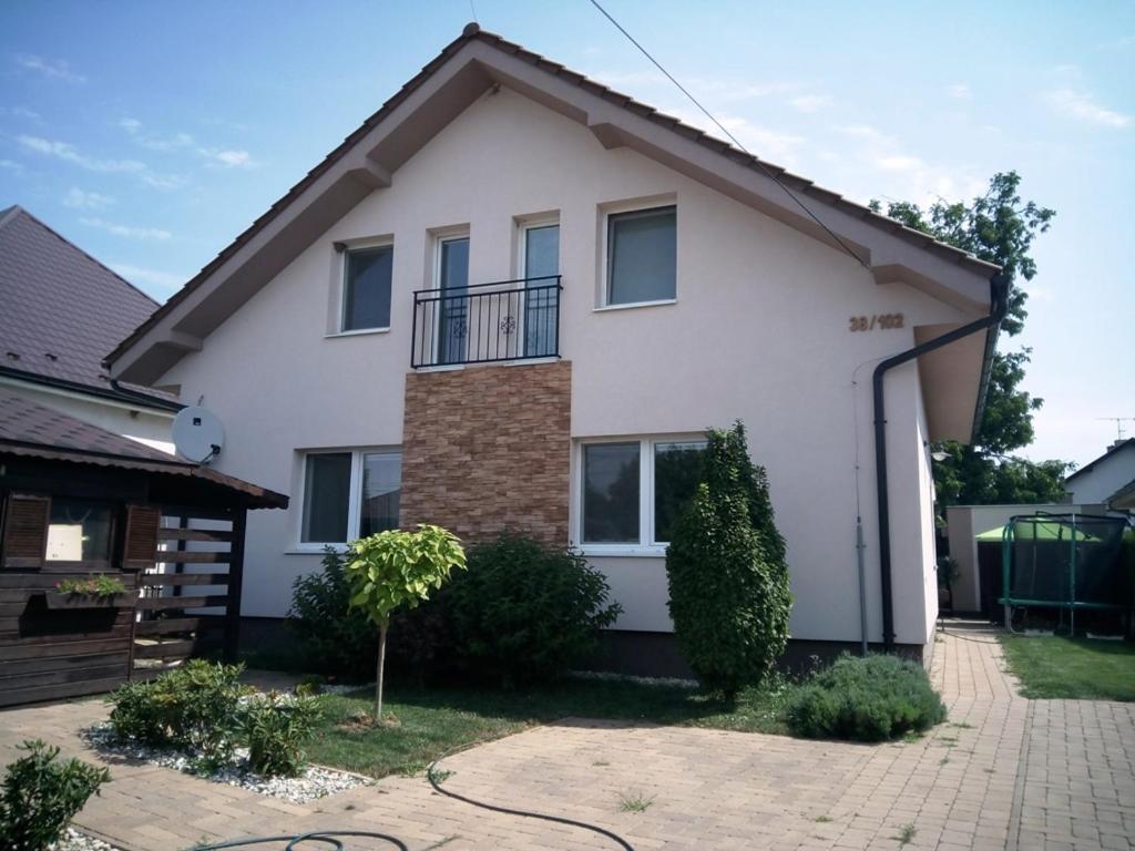 Topoľčany Walnut Apartment With Sauna And Pond מראה חיצוני תמונה